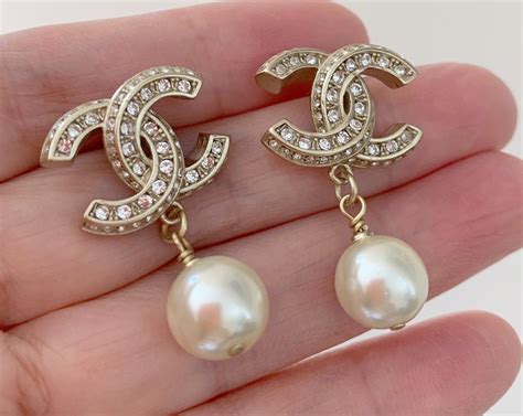 coco chanel perle|authentic Chanel pearl earrings.